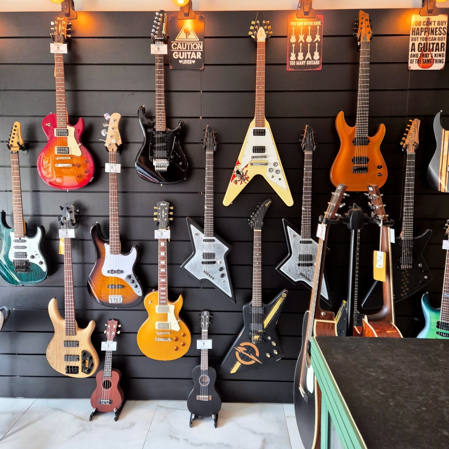 גיטרות ובסים